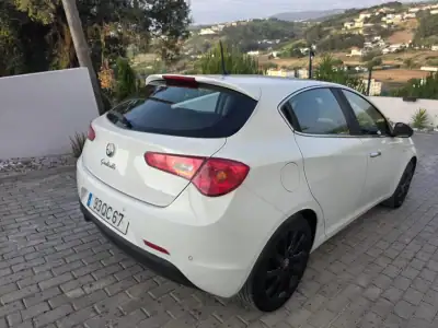 Alfa Romeo Giulietta 2015 - 13500 EUR, 148000 km - AUTO.MOTO.pt - 148000km - foto 25 de 49