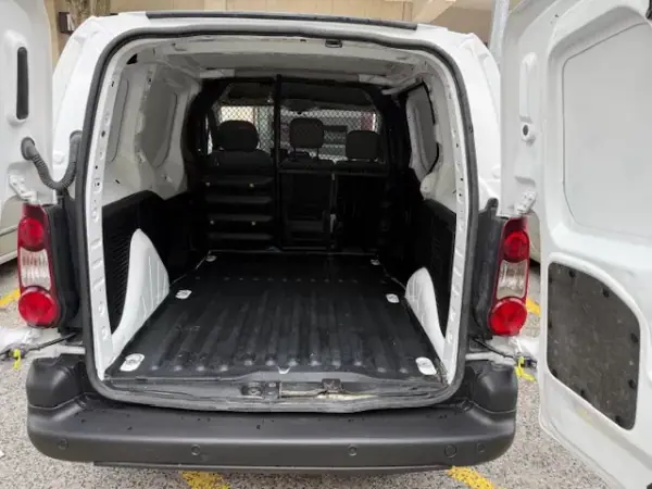 Citroën Berlingo 2015 - 7900 EUR, 221000 km - AUTO.MOTO.pt - 221000km - foto 13 de 29