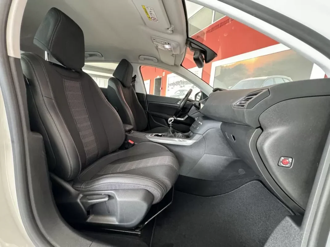 Peugeot 308 2019 - 17990 EUR, 63734 km - AUTO.MOTO.pt - 63734km - foto 10 de 18