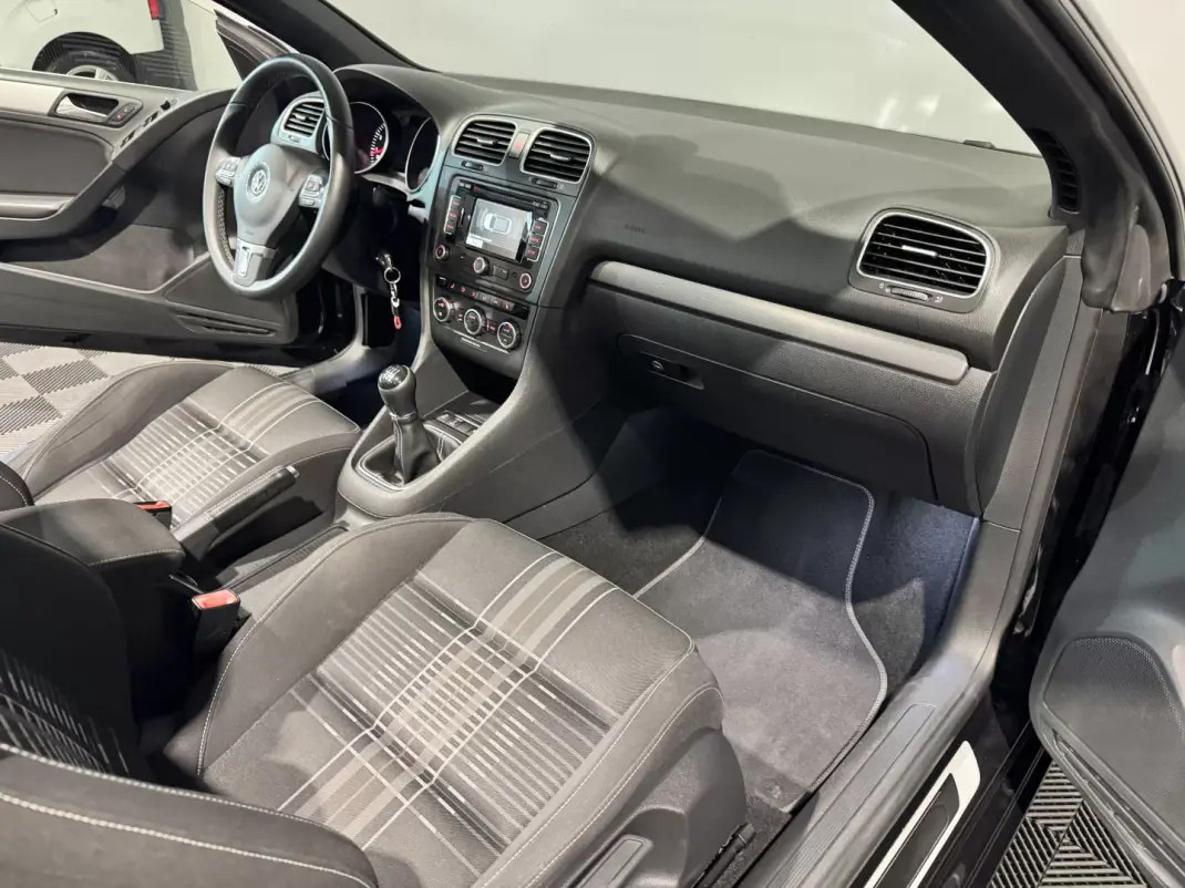 Volkswagen Golf Cabriolet 2015 - 12900 EUR, 177200 km - 177200km - foto 17 de 49