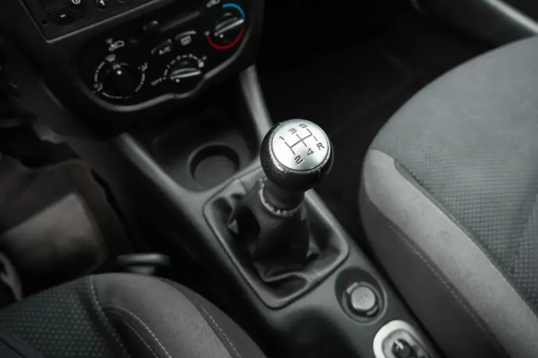 Peugeot 206 2010 - 5850 EUR, 96800 km - AUTO.MOTO.pt - 96800km - foto 14 de 19