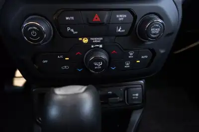 Jeep Renegade 2020 - 27500 EUR, 24000 km - AUTO.MOTO.pt - 24000km - foto 29 de 42