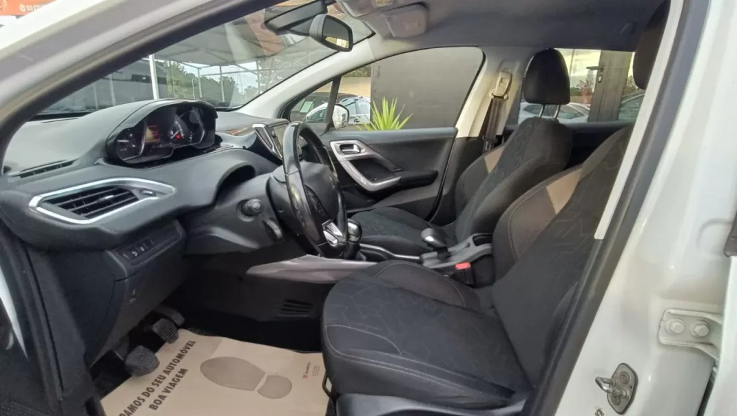 Peugeot 2008 2015 - 12990 EUR, 154000 km - AUTO.MOTO.pt - 154000km - foto 6 de 37