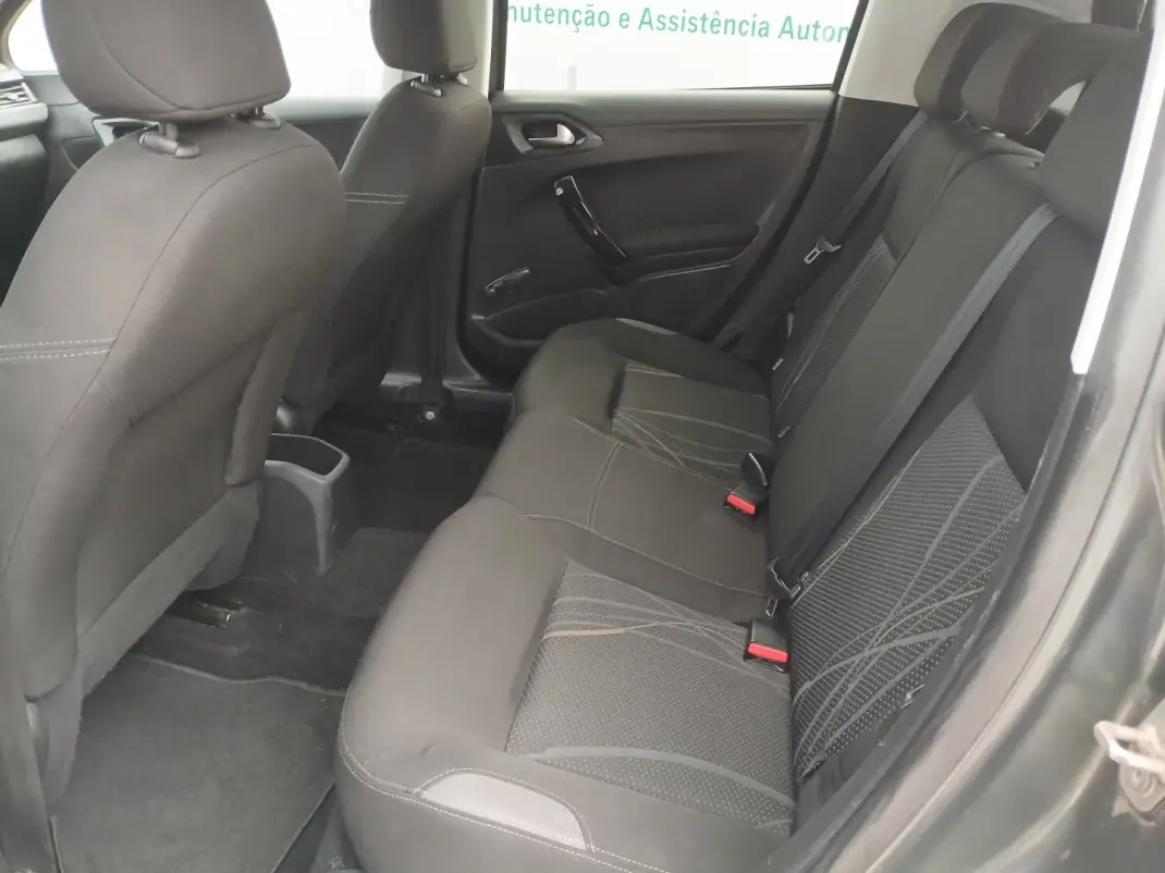 Peugeot 208 2015 - 7450 EUR, 116512 km - AUTO.MOTO.pt - 116512km - foto 16 de 23