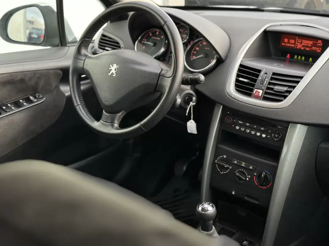 Peugeot 207 2007 - 5990 EUR, 181000 km - AUTO.MOTO.pt - 181000km - foto 16 de 26