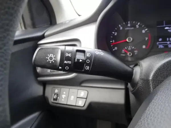 Kia Stonic 2021 - 13500 EUR, 59472 km - AUTO.MOTO.pt - 59472km - foto 11 de 25