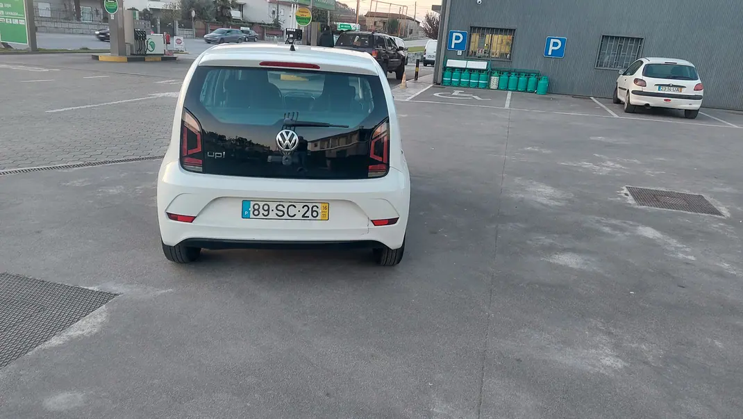 Volkswagen Up! 2016 - 6500 EUR, 85000 km - AUTO.MOTO.pt - 85000km - foto 6 de 13