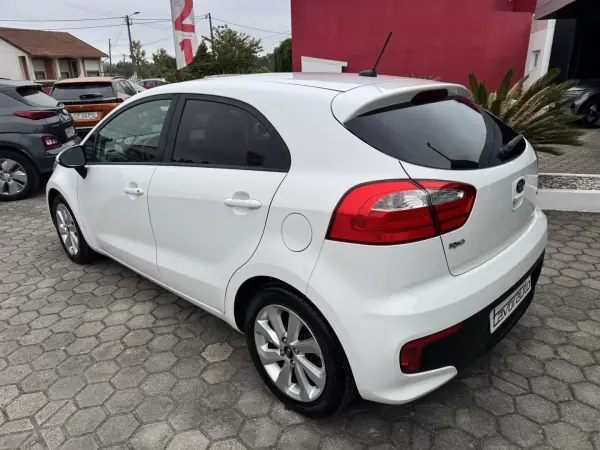 Kia Rio 2016 - 9500 EUR, 113000 km - AUTO.MOTO.pt - 113000km - foto 6 de 40