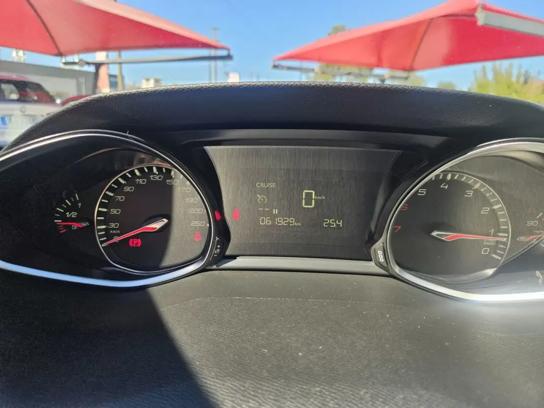 Peugeot 308 2018 - 13200 EUR, 61900 km - 61900km - foto 23 de 37