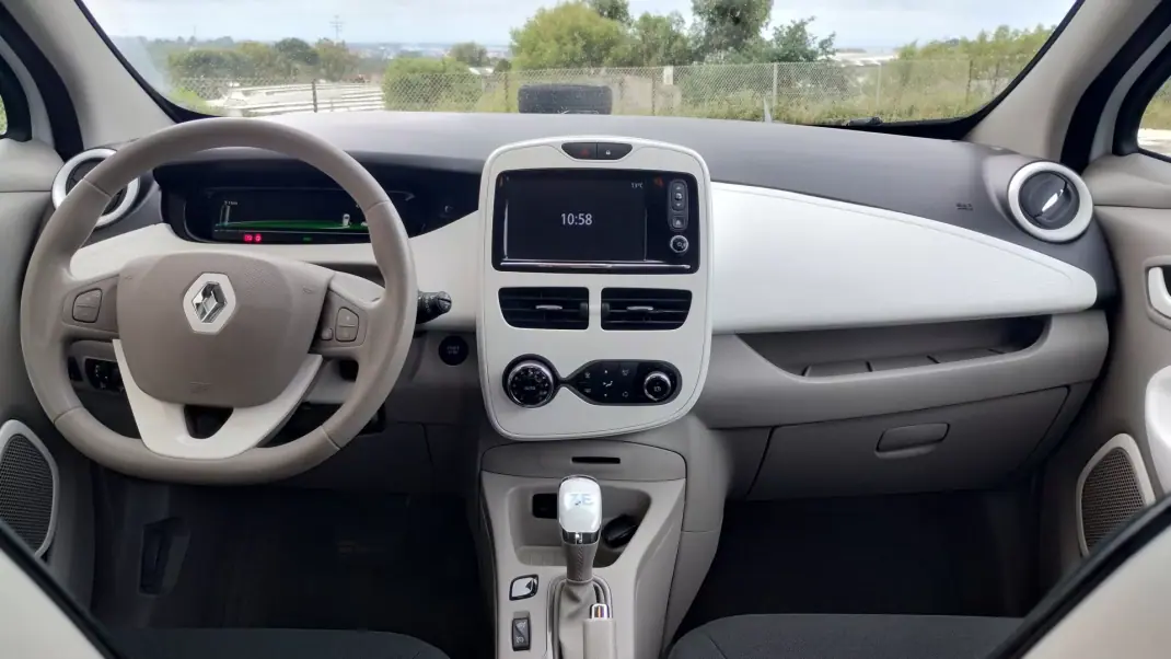 Renault Zoe 2019 - 12500 EUR, 70000 km - AUTO.MOTO.pt - 70000km - foto 18 de 28