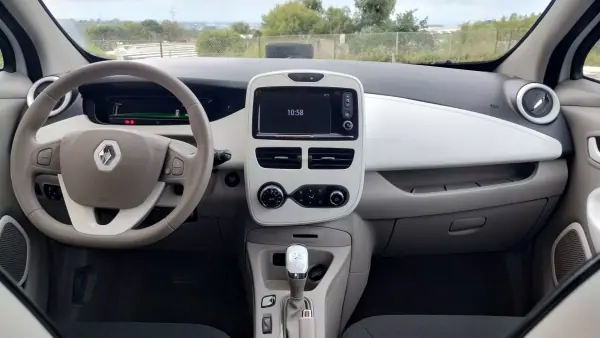 Renault Zoe 2019 - 12500 EUR, 70000 km - AUTO.MOTO.pt - 70000km - foto 18 de 28