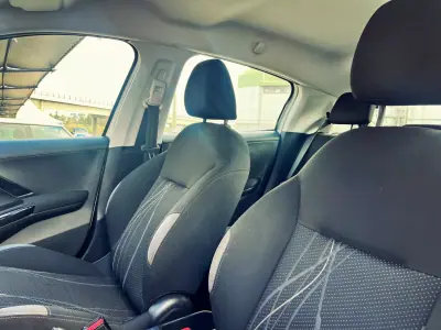 Peugeot 208 2013 - 9900 EUR, 177000 km - AUTO.MOTO.pt - 177000km - foto 7 de 14