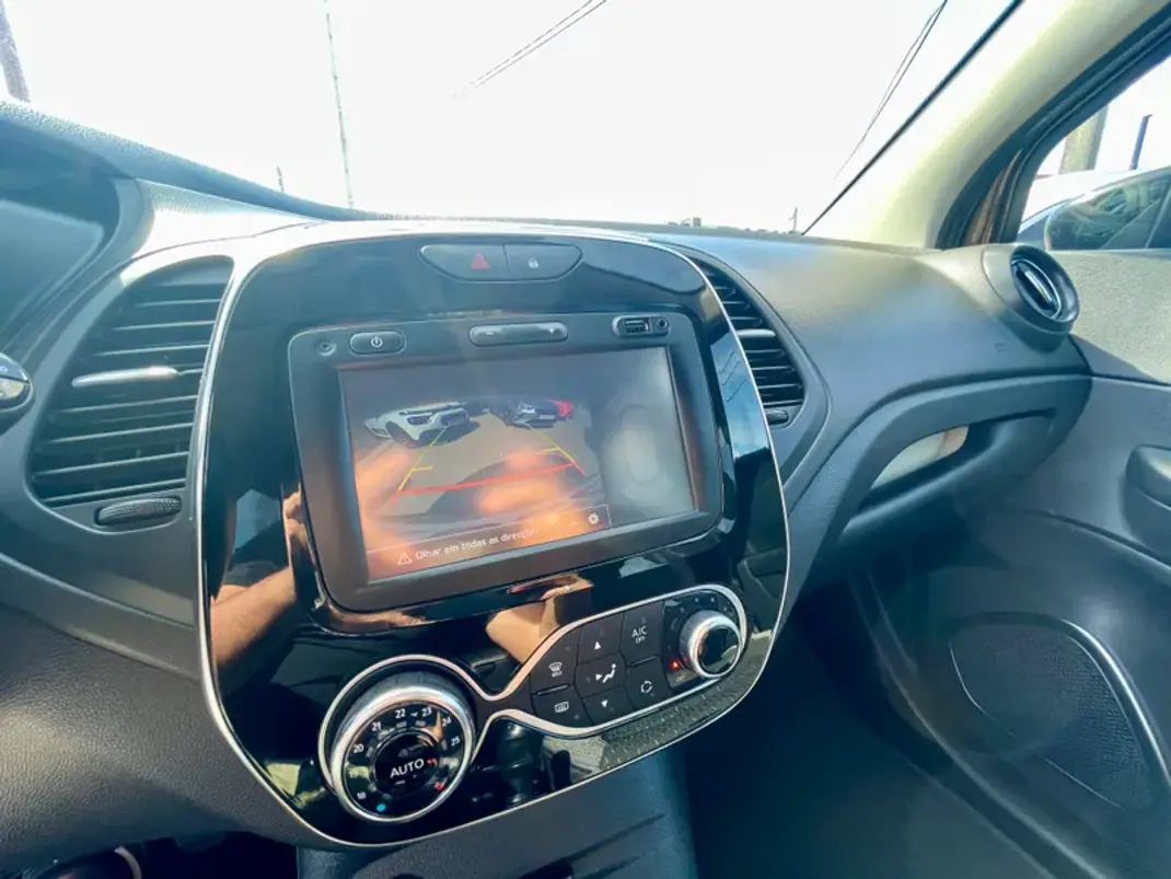Renault Captur 2017 - 13750 EUR, 85620 km - AUTO.MOTO.pt - 85620km - foto 16 de 27