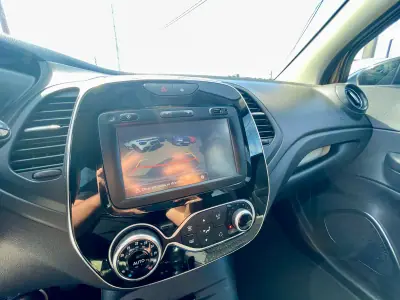 Renault Captur 2017 - 13750 EUR, 85620 km - AUTO.MOTO.pt - 85620km - foto 16 de 27