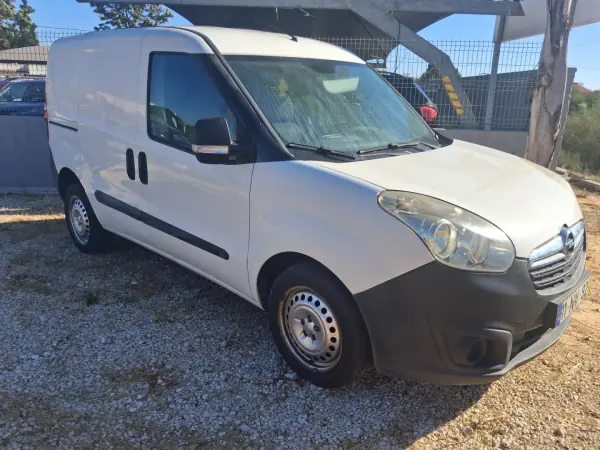 A.m.c. A & D Company 2013 Diesel — 260 000 km · Faro A.m.c. A & D Company 2013 Diesel