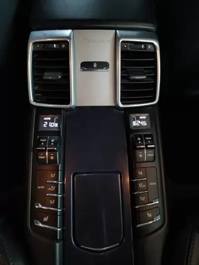 Porsche Panamera 2011 - 39500 EUR, 139500 km - AUTO.MOTO.pt - 139500km - foto 34 de 37