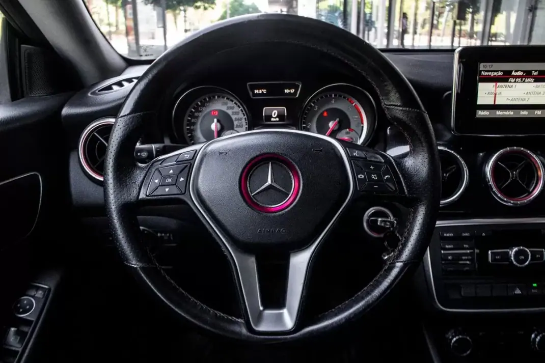 Mercedes-Benz CLA 200 2014 - 16450 EUR, 260032 km - AUTO.MOTO.pt - 260032km - foto 10 de 31