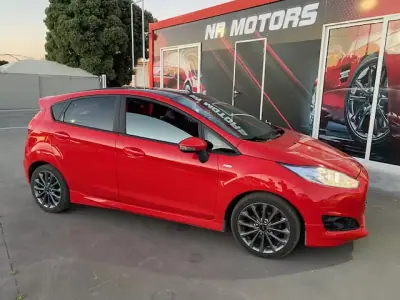 Ford Fiesta 2017 - 9990 EUR, 98500 km - AUTO.MOTO.pt - 98500km - foto 7 de 17