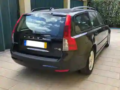 Volvo V50 2011 - 4750 EUR, 311000 km - AUTO.MOTO.pt - 311000km - foto 4 de 10