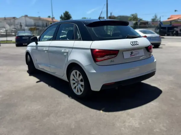 Audi A1 Sportback 2016 - 12990 EUR, 158353 km - AUTO.MOTO.pt - 158353km - foto 8 de 17