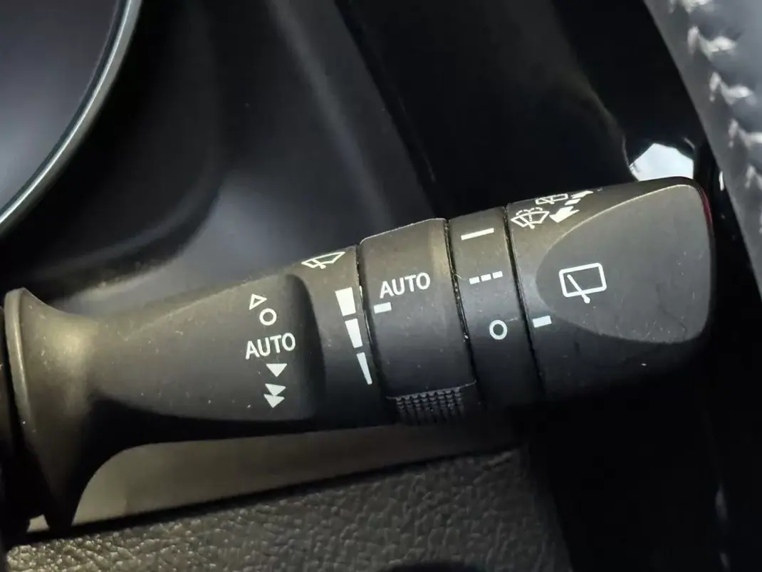 Toyota Auris Touring Sports 2017 - 15950 EUR, 100000 km - AUTO.MOTO.pt - 100000km - foto 16 de 22