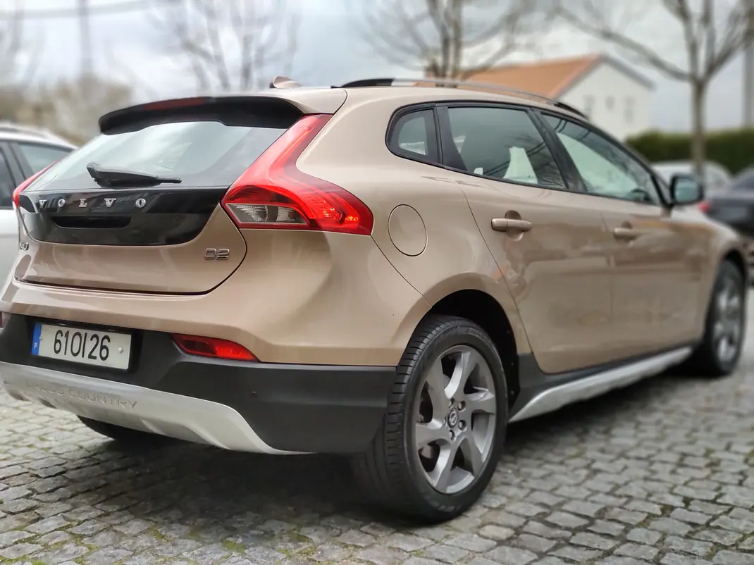 Volvo V40 Cross Country 2014 - 9900 EUR, 235000 km - AUTO.MOTO.pt - 235000km - foto 9 de 15