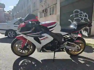 Honda CBR 1000RR 2008 - 7000 EUR, 31303 km - AUTO.MOTO.pt - 31303km - foto 9 de 12