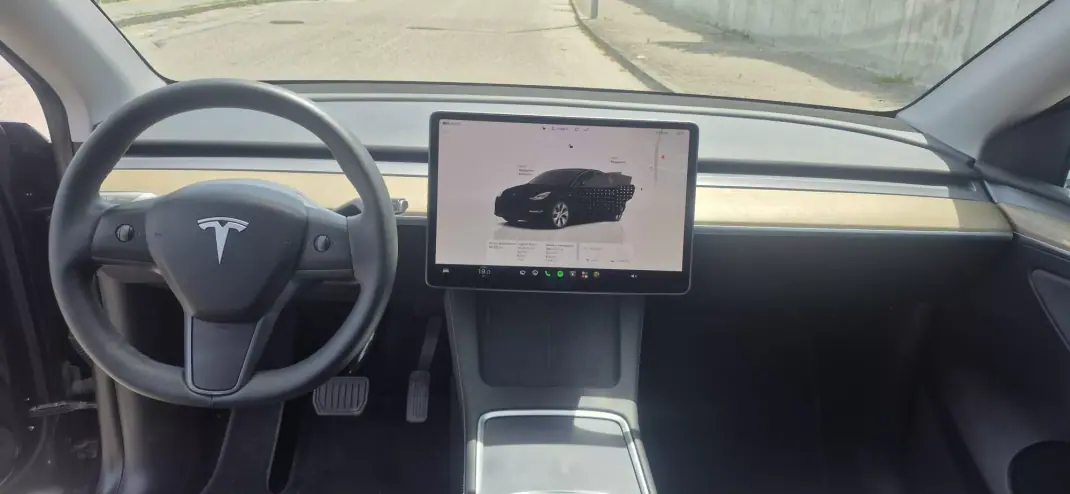 Tesla Model Y 2023 - 35900 EUR, 65000 km - 65000km - foto 7 de 18