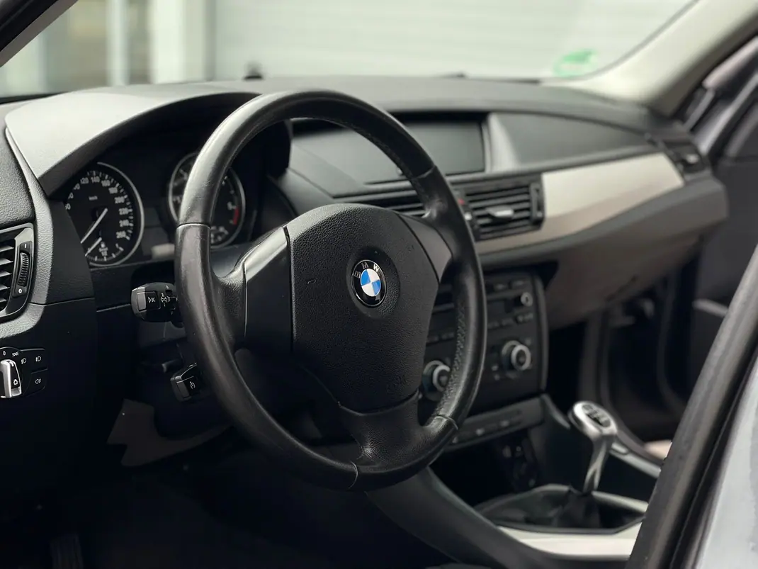 BMW X1 2014 - 13500 EUR, 208000 km - AUTO.MOTO.pt - 208000km - foto 11 de 17