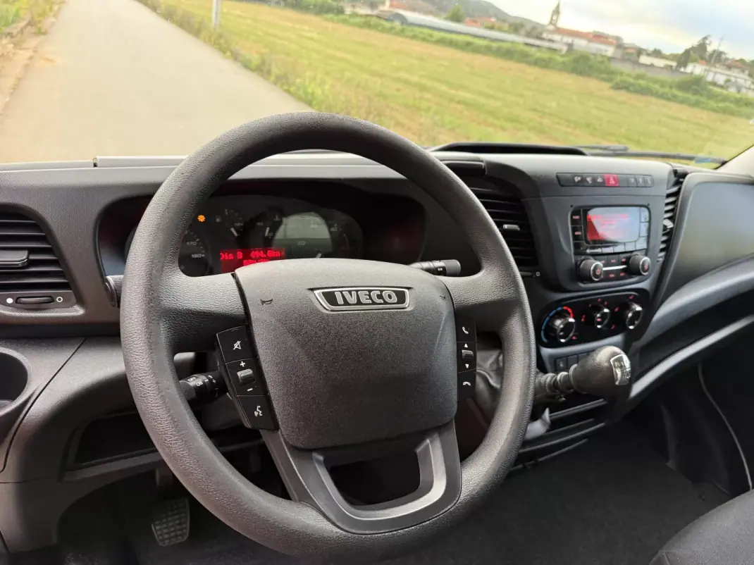 Iveco DAILY 35-140 CONTENTOR E PLATAFORMA 2018 - 29990 EUR, 81000 km - AUTO.MOTO.pt - 81000km - foto 19 de 28
