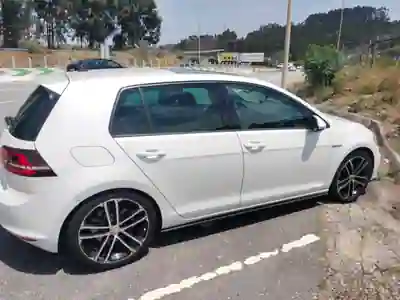 Volkswagen Golf 2013 - 14000 EUR, 212600 km - AUTO.MOTO.pt - 212600km - foto 4 de 9
