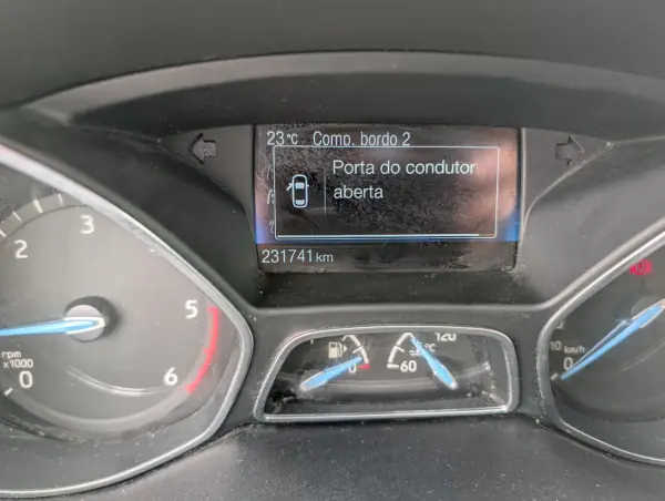Ford Focus SW 2015 - 8500 EUR, 231741 km - AUTO.MOTO.pt - 231741km - foto 19 de 21
