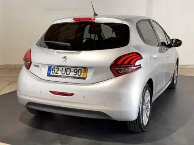 Peugeot 208 2018 - 9500 EUR, 95379 km - AUTO.MOTO.pt - 95379km - foto 5 de 22