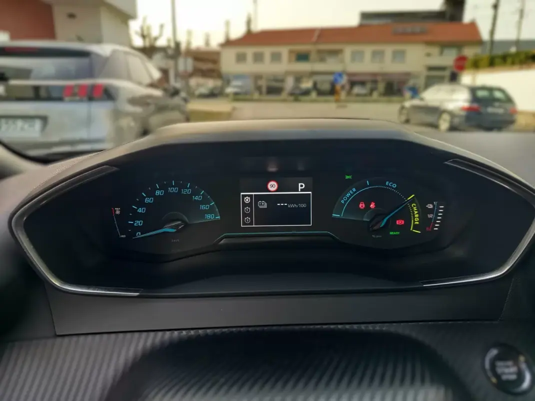 Peugeot e-2008 2022 - 17990 EUR, 70100 km - AUTO.MOTO.pt - 70100km - foto 15 de 19