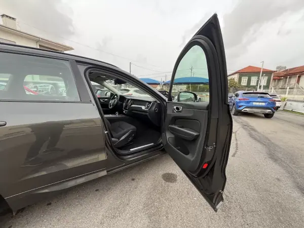 Volvo XC 60 2020 - 32750 EUR, 141000 km - AUTO.MOTO.pt - 141000km - foto 30 de 51