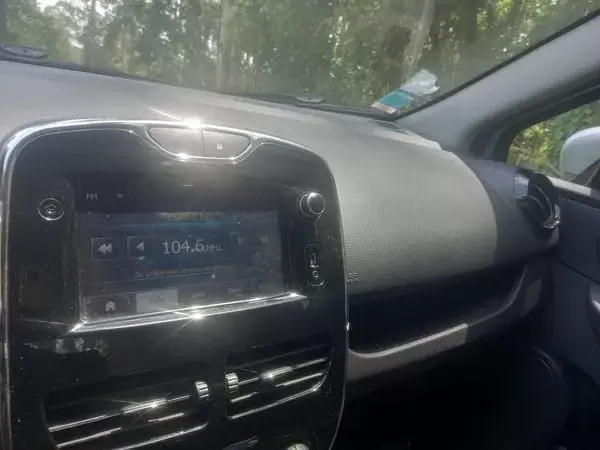 Renault Clio Sport Tourer 2013 - 5000 EUR, 236000 km - AUTO.MOTO.pt - 236000km - foto 3 de 6
