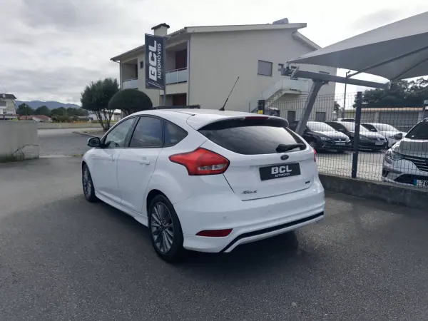 Ford Focus 2017 - 12990 EUR, 79000 km - AUTO.MOTO.pt - 79000km - foto 5 de 16