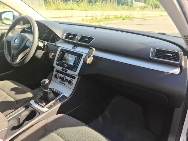 Volkswagen Passat Variant 2014 - 10750 EUR, 222000 km - AUTO.MOTO.pt - 222000km - foto 18 de 26