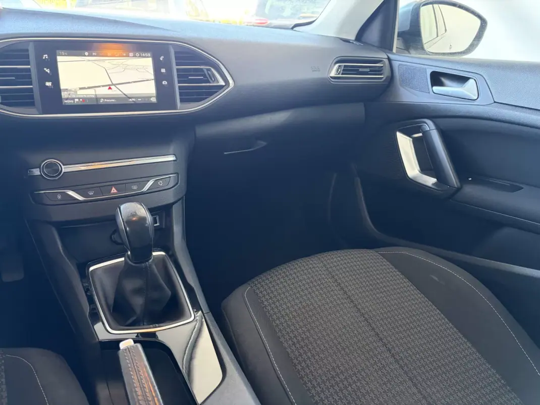Peugeot 308 2017 - 10990 EUR, 143560 km - AUTO.MOTO.pt - 143560km - foto 12 de 14