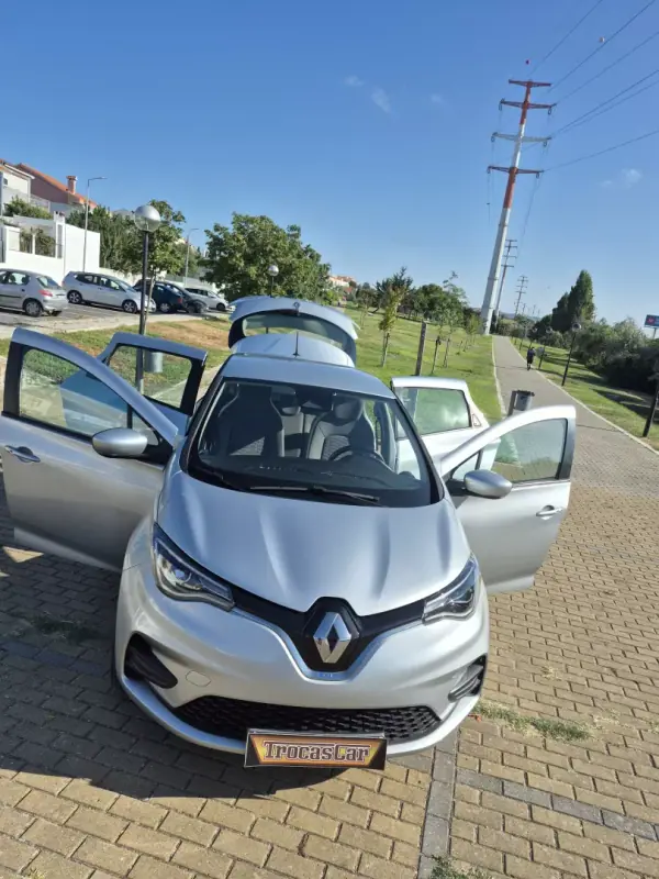 Renault Zoe 2020 - 12750 EUR, 133250 km - AUTO.MOTO.pt - 133250km - foto 10 de 29