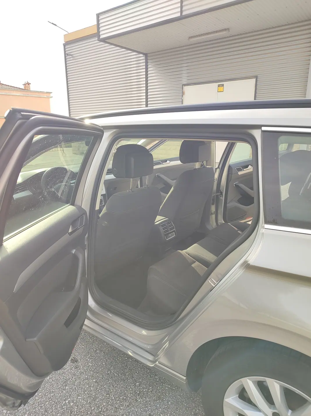 Volkswagen Passat Variant 2015 - 13750 EUR, 203000 km - AUTO.MOTO.pt - 203000km - foto 17 de 18