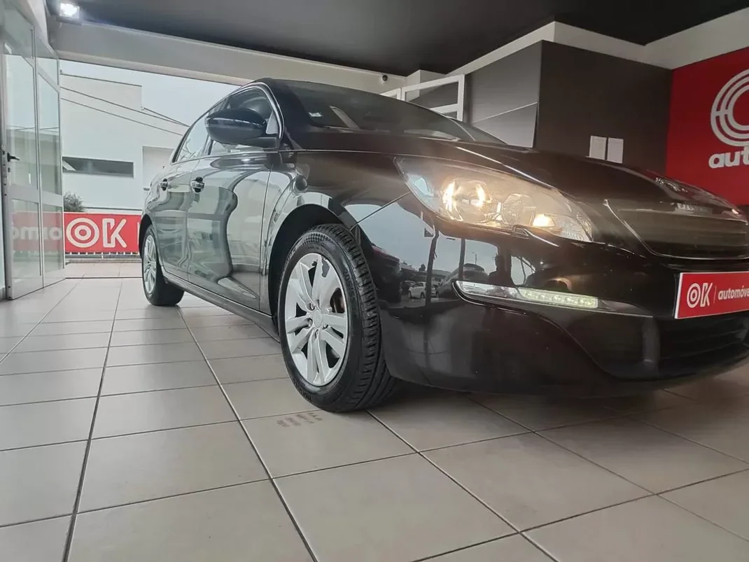 Peugeot 308 2014 - 9350 EUR, 207000 km - AUTO.MOTO.pt - 207000km - foto 1 de 34