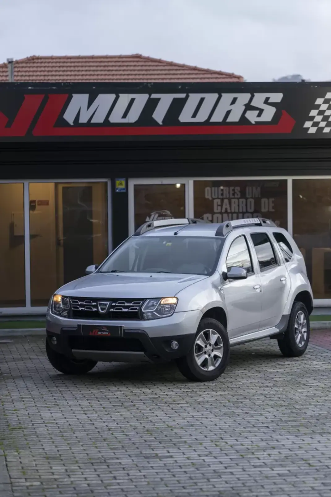 Dacia Duster 2015 - 10900 EUR, 150410 km - AUTO.MOTO.pt - 150410km - foto 1 de 33