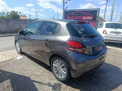 Peugeot 208 2019 - 11900 EUR, 104199 km - AUTO.MOTO.pt - 104199km - foto 6 de 26