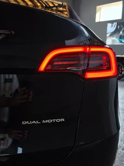 Tesla Model Y 2023 - 38490 EUR, 74953 km - 74953km - foto 7 de 25