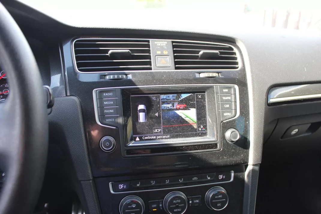 Volkswagen Golf 2015 - 18500 EUR, 230100 km - AUTO.MOTO.pt - 230100km - foto 15 de 19