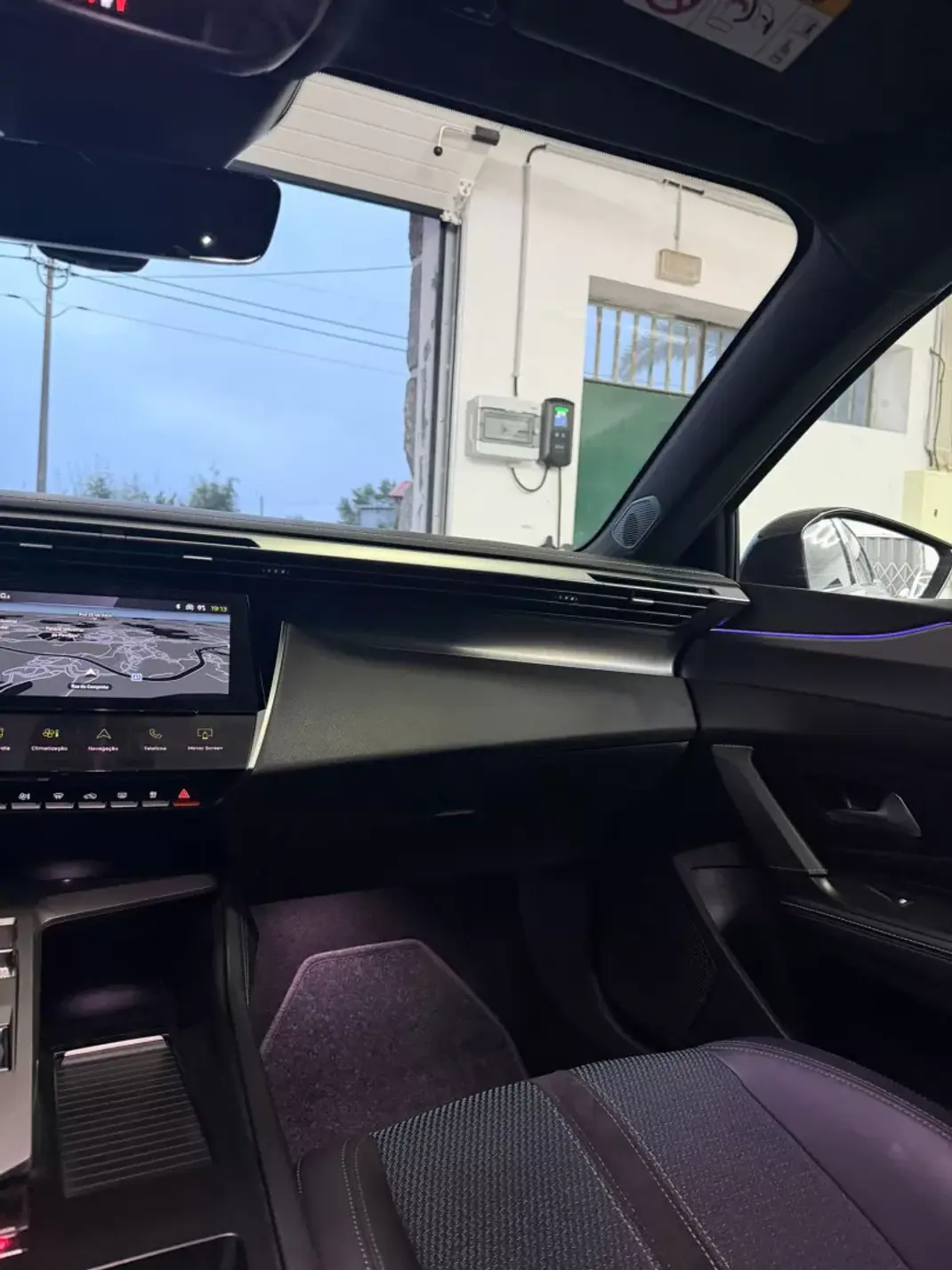 Peugeot e-308 2023 - 29990 EUR, 18850 km - AUTO.MOTO.pt - 18850km - foto 10 de 14