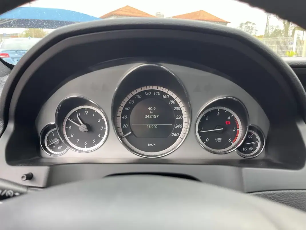 Mercedes-Benz E 250 2010 - 15950 EUR, 324000 km - AUTO.MOTO.pt - 324000km - foto 12 de 28