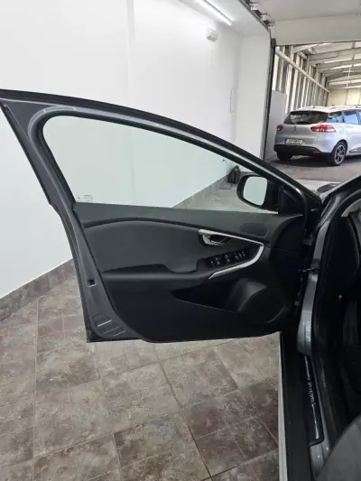 Volvo V40 Cross Country 2018 - 15000 EUR, 106816 km - 106816km - foto 33 de 40