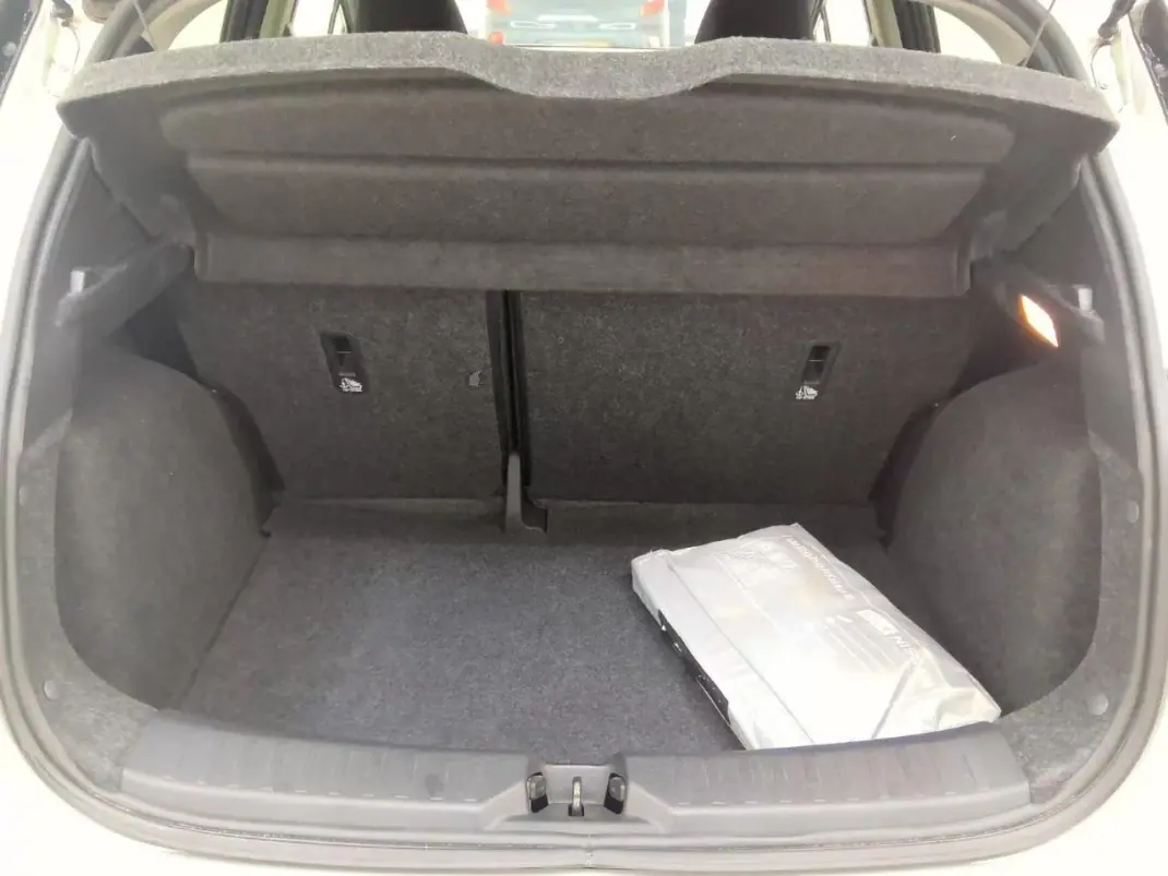 Nissan Micra 2019 - 13900 EUR, 63000 km - AUTO.MOTO.pt - 63000km - foto 4 de 10